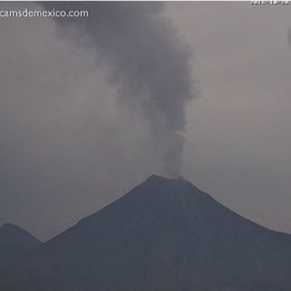Volcán El Colima emite fumarola de dos kilómetros de alto