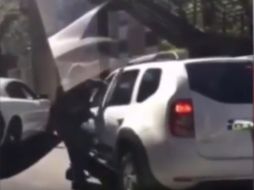 En marzo pasado, uno de los guardaespaldas de Alberto Sentíes golpeó a un automovilista en la Ciudad de México. YOUTUBE / WorldWideTVGNews