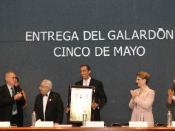 Alejandro Loccoc recibiendo el galardón. EL INFORMADOR / P. Franco