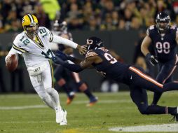 Aaron Rodgers es alcanzado por Leonard Floyd, liniero de los Bears. Al final, los Empacadores salieron avantes. AP / M. Ludtke