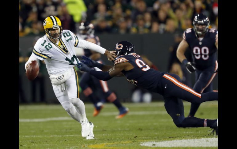 Aaron Rodgers es alcanzado por Leonard Floyd, liniero de los Bears. Al final, los Empacadores salieron avantes. AP / M. Ludtke