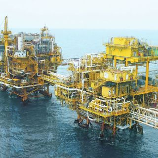 Tras alcanzar nivel récord, el precio del crudo sufre un ajuste