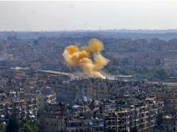 Una columna de humo se eleva en la zona de un barrio designado como corredor humanitario, en Alepo. AFP / G. Ourfalian