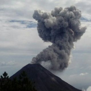 Volcán El Colima amanece con exhalación de dos mil metros