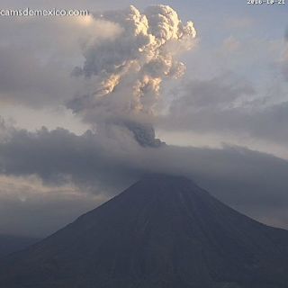 Volcán El Colima arroja ceniza en fumarola matutina