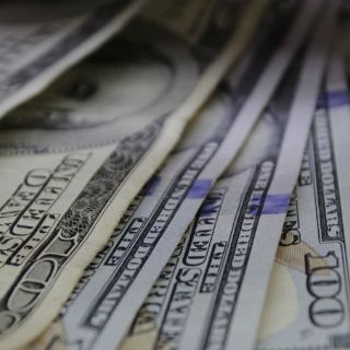 Dólar cierra en 19.01 pesos en bancos capitalinos
