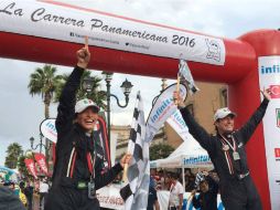 Laura y Hilaire Damirón celebran la victoria. FACEBOOK / lacarrerapanamericana