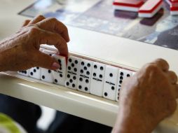 Las asociaciones nacionales dedicadas a la difusión del dominó luchan por reivindicarlo entre la población. AP / ARCHIVO