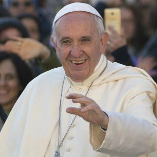 El Papa recuerda a Juan Pablo II; llama a abatir muros con diálogo