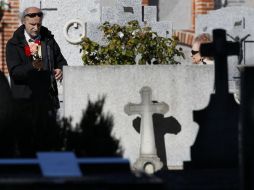 En España, en el Día de Todos los Santos, los cementerios reciben la visita de los fieles que decoran las tumbas de sus difuntos. EFE / ARCHIVO