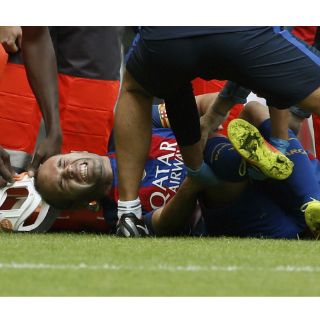 Iniesta sufre aparatosa lesión en la rodilla