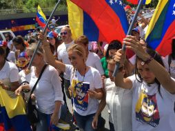 Lilian Tintori, esposa del opositor encarcelado Leopoldo López, encabeza la marcha. TWITTER / @liliantintori