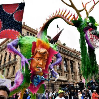 Alebrijes gigantes desfilan en la Ciudad de México