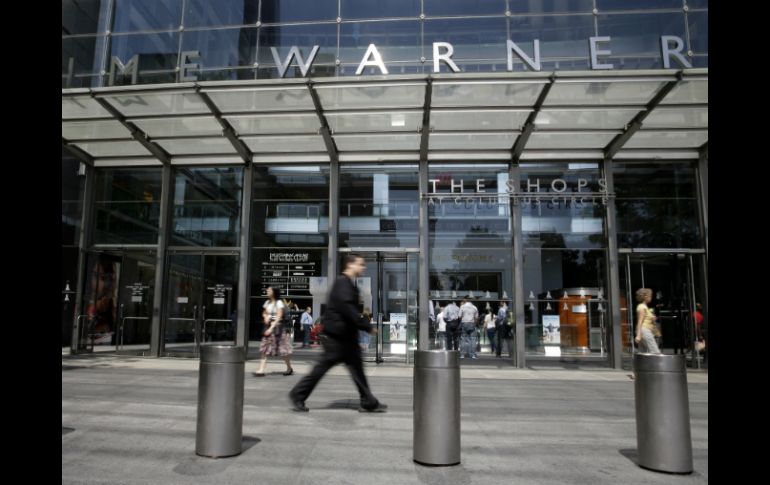 Time Warner incluye las cadenas de televisión CNN y TNT, los canales HBO y TBS y los estudios Warner Bros. AP / ARCHIVO