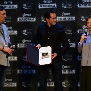 Demián Bichir donará 120 mil pesos a padres de los 43