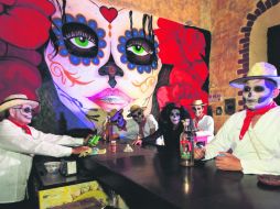 Las nuevas generaciones lucen orgullosos el maquillaje y los trajes típicos de temporada. ESPECIAL / A. Poot