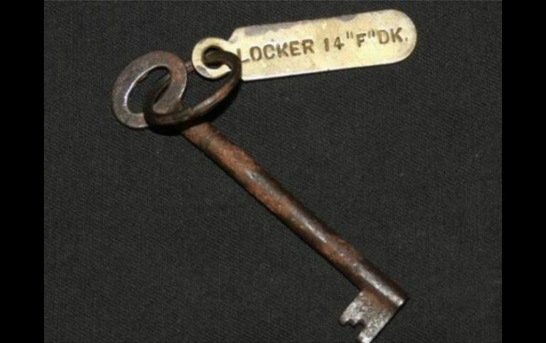 La llave está adherida a una placa de latón con las palabras 'Casillero 14 F Cubierta'. ESPECIAL /