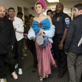Miley Cyrus pide votos para Hillary Clinton