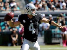 Carr, de los Raiders, se prepara para dar un pase. AFP / S. Greenwood