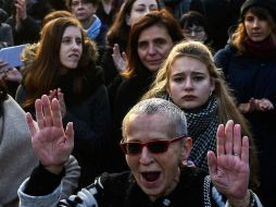 Las mujeres salieron a las calles de Varsovia para manifestar su inconformidad sobre el endurecer las leyes. EFE / J. Kamiski