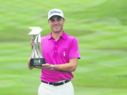 Ganador. El estadounidense Justin Thomas posa con su trofeo de campeón. AP / J. Paul