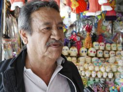 En busca de adornos. José Luis Silva Armas, visitante asiduo en la Feria del Cartón. EL INFORMADOR / A. Camacho