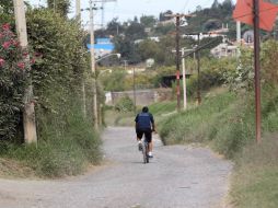 Los habitantes caminan entre uno y dos kilómetros para llegar a sus hogares por falta de transporte. EL INFORMADOR / M. Vargas