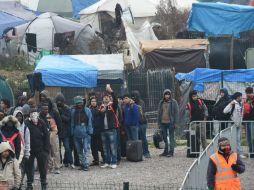 Entre seis mil y ocho mil personas que habitan en Calais están siendo evacuadas en autobuses. AFP / F. Lo Presti