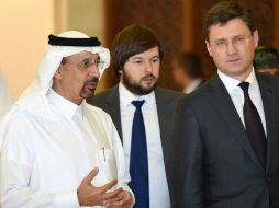 Novak (d) llega a Viena después de visitar Arabia Saudí, donde se reunió con el ministro de Petróleo, Jaled al Faleh (i). AFP / ARCHIVO