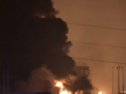 Bomberos se trasladaron hasta el lugar para sofocar el fuego y buscar a posibles supervivientes entre los escombros. AP / ARCHIVO