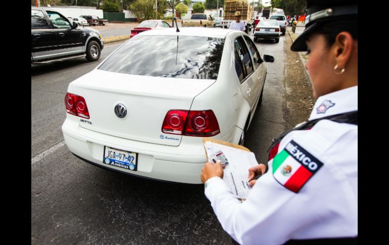 Los automovilistas sancionados tienen un mes de plazo para contar con el holograma para que la multa sea condonada. EL INFORMADOR / ARCHIVO