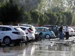 Numerosas ambulancias acudieron al lugar de los hechos y atendieron a algunos heridos por las ventanas rotas. AP /