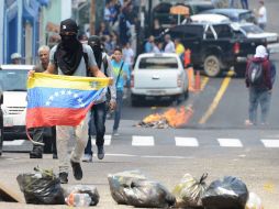 Estudiantes se manifestaron ayer contra la suspensión del referendo revocatorio. AFP / G. Castellanos