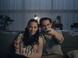 En el video de Blim aparecen un hombre y una mujer, vestidos igual que los actores del video de Netflix. YOUTUBE / Blim