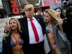 El falso Trump multiplicaba las poses sugestivas, con la complicidad de las chicas. AFP / D. Angerer