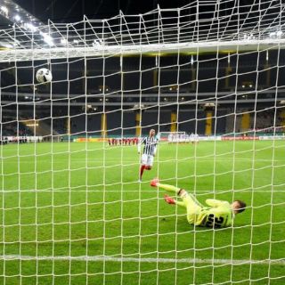 Marco Fabián es expulsado en triunfo del Eintracht