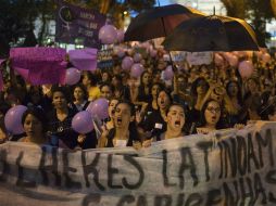 Muchas también enarbolaban pancartas y globos de color lila, el color del movimiento feminista AP / L. Correa