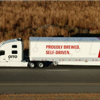 Camión autónomo entrega cargamento de cervezas en EU