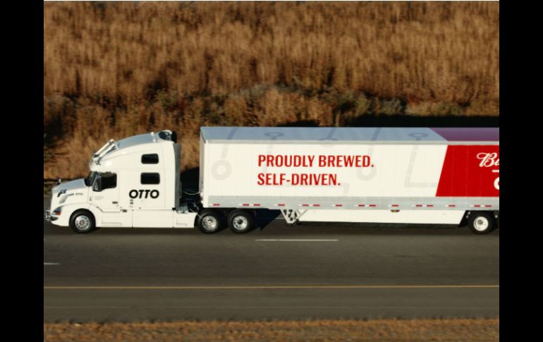 El vehículo, un camión con remolque de la empresa Otto (una subsidiaria de Uber), transportó unas 50 mil latas de cerveza. AFP / Aether Films