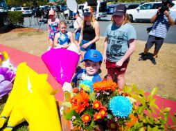 Los visitantes acuden a dejar flores por los fallecidos durante el accidente. AFP / P. Hamilton
