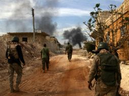 Aseguran que autoridades deben alertar a civiles que regresan a la ciudad sobre el riesgo que corren. AFP / G. Ourfalian