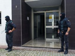 La policía registra la casa del sujeto en espera de localizar material informático y detectar vinculaciones con otros yihadistas. EFE / S. Cañizares