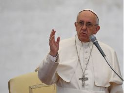 Cuestiones económicas es lo que fortalece actitudes de cerrazón y de no acogida, dice el Papa Francisco. AFP / G. Bouys