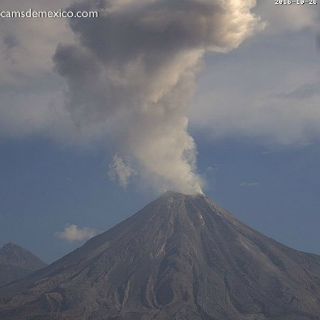 Volcán El Colima emite exhalación de 1.5 kilómetros con ceniza