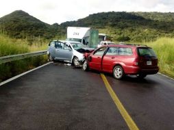 Unidades médicas de Atenguillo atienden a los tres lesionados al llegar a la zona donde se registró el accidente. ESPECIAL / UEPCB