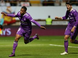Mariano Díaz (I), del Real Madrid, celebra uno de los tantos del equipo Merengue. AFP / C. Manso