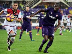 Babacar (D) de la Fiorentina busca un balón durante el partido disputado esta noche en Italia. AP / M. Degl'Innocenti