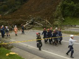 En el trabajo de rescate participan Bomberos de Copacabana, Defensa Civil, Policía Nacional, Ejército y Fuerza Aérea. AFP / R. Arboleda