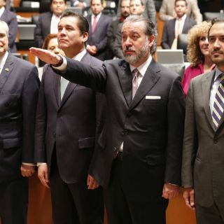 Ratifican a Cervantes en PGR; urge a crear Fiscalía