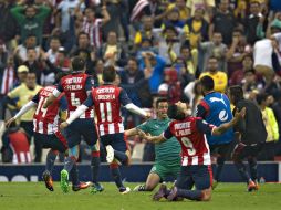 Los jugadores de Chivas se acercan a felicitar a Antonio Rodríguez, el héroe del juego. MEXSPORT / J. Ramírez
